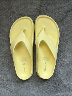 Old Navy Pale Yellow Foam Flip Flops
